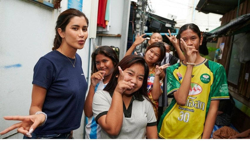 View full size Praya Lundberg returns to Bangkok Community Help Foundation to support Klong Toey residents